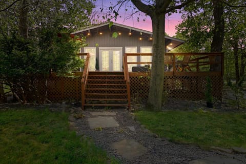 COZY COTTAGE Spacious 4Bdrm 2Bth, Hot Tub, Game Movie Room, Close to camelback skiing, Sauna Firepit, Arcades, Backyard Playground, 2 Min Walk To Pool, Lake, Beach, Basketball House in Coolbaugh Township