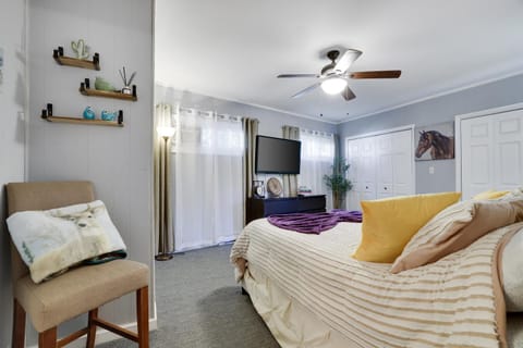 COZY COTTAGE Spacious 4Bdrm 2Bth, Hot Tub, Game Movie Room, Close to camelback skiing, Sauna Firepit, Arcades, Backyard Playground, 2 Min Walk To Pool, Lake, Beach, Basketball House in Coolbaugh Township