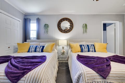 COZY COTTAGE Spacious 4Bdrm 2Bth, Hot Tub, Game Movie Room, Close to camelback skiing, Sauna Firepit, Arcades, Backyard Playground, 2 Min Walk To Pool, Lake, Beach, Basketball House in Coolbaugh Township