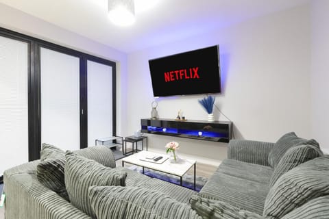 Communal lounge/ TV room, TV and multimedia, Living room, Seating area, Evening entertainment