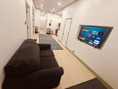 New! Golden Getaway walk to the falls Apartment in Niagara Falls