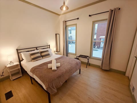 New! Golden Getaway walk to the falls Apartment in Niagara Falls