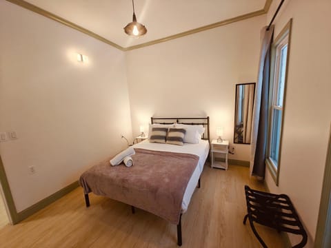 New! Golden Getaway walk to the falls Apartment in Niagara Falls