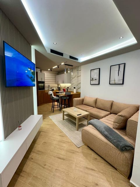 TV and multimedia, Kitchen or kitchenette, Living room, Seating area, Dining area
