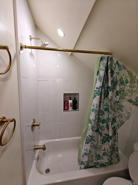 New! Golden Retriever walk to the falls Apartment in Niagara Falls