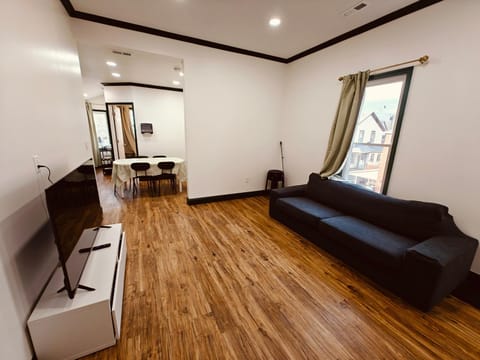 New! Golden Retriever walk to the falls Apartment in Niagara Falls