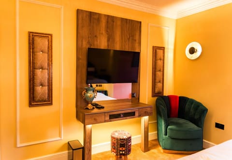 Bed, TV and multimedia, Bedroom