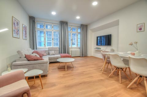 TV and multimedia, Living room, Seating area, Dining area