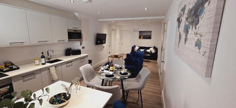 TV and multimedia, Kitchen or kitchenette, Living room, Seating area, Dining area