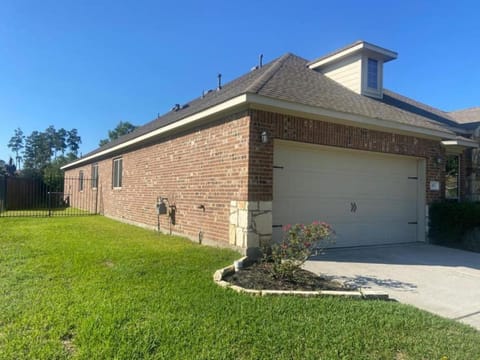 Spacious 4 Bed & 2 Bath Home in the Woodlands, TX House in The Woodlands