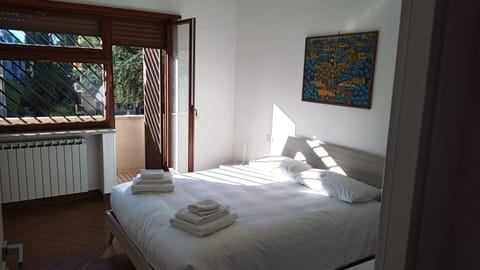 Bed, Photo of the whole room, Bedroom, internet, towels