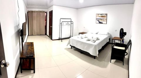 Bed, TV and multimedia, Photo of the whole room, Bedroom, towels, wardrobe
