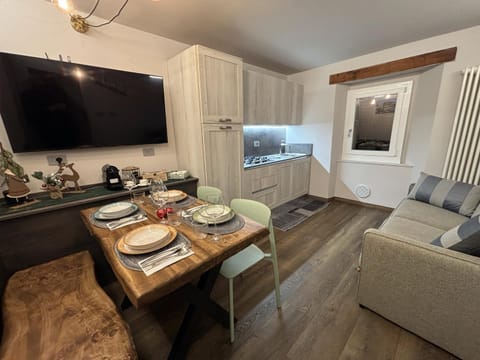 TV and multimedia, Living room, Food and drinks, Seating area, Dining area