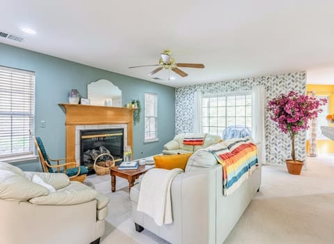 Heaven Heights - HotTub, Pet Friendly, EV Outlet, Pool Table, Game Room, BBQ, FirePit, Library Villa in Oakhurst