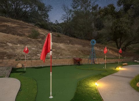 Heaven Heights - HotTub, Pet Friendly, EV Outlet, Pool Table, Game Room, BBQ, FirePit, Library Villa in Oakhurst