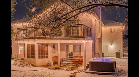Heaven Heights - HotTub, Pet Friendly, EV Outlet, Pool Table, Game Room, BBQ, FirePit, Library Villa in Oakhurst