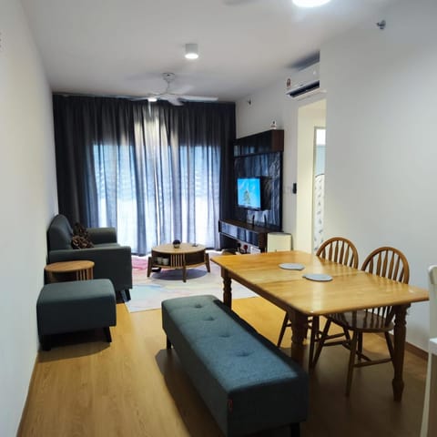 Communal lounge/ TV room, TV and multimedia, Dining area, air conditioner