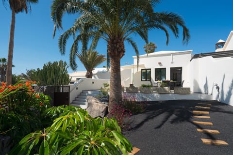 Property building, Day, Garden, Garden view
