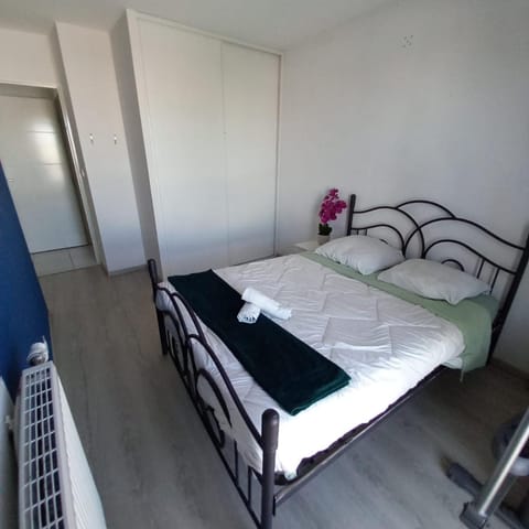 Bed, Photo of the whole room, Bedroom, wardrobe