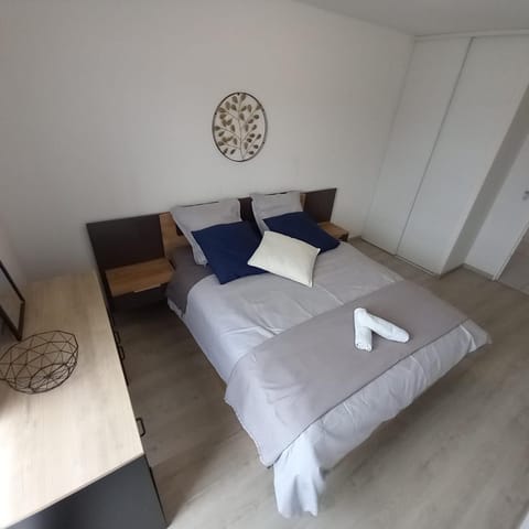 Bed, Photo of the whole room, Bedroom