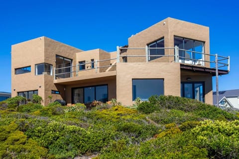 Property building, Day, Balcony/Terrace, Garden view