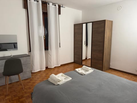 Bed, TV and multimedia, Photo of the whole room, Bedroom, towels, wardrobe