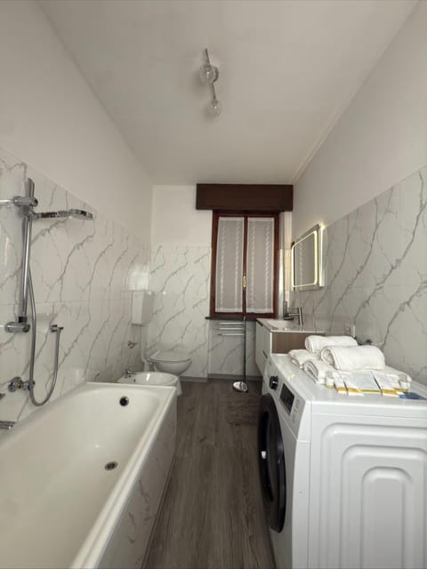 Bathroom, Bath, towels