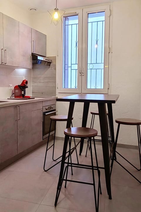 Coffee/tea facilities, Kitchen or kitchenette, Dining area, stove