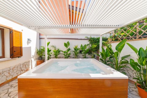 Hot Tub, Swimming pool