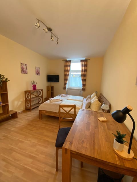 Bed, TV and multimedia, Living room, Photo of the whole room, Seating area, Bedroom