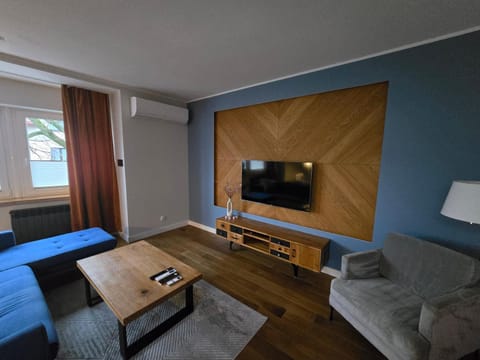 Communal lounge/ TV room, TV and multimedia, Living room, Seating area, Evening entertainment