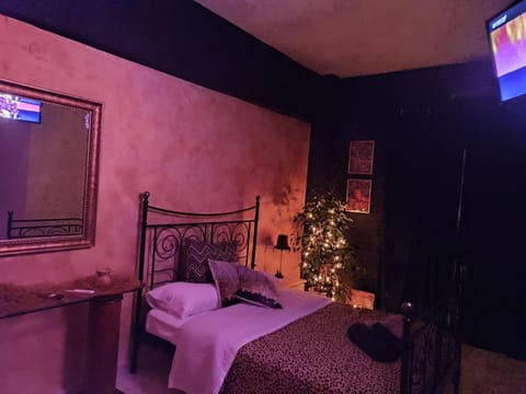 Bed, TV and multimedia, Photo of the whole room, Bedroom