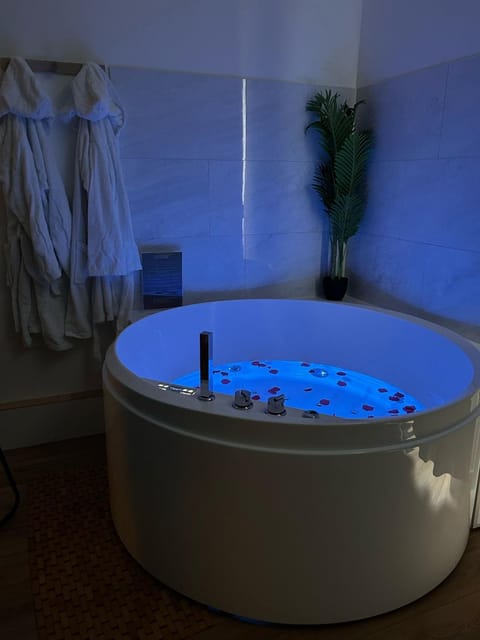 Hot Tub, Living room, Bath