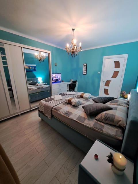 Bed, TV and multimedia, Bedroom