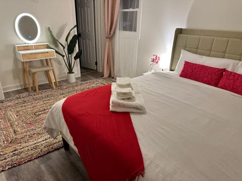 Your Cozy Getaway with Sunroom & Gaming Room House in Schaumburg