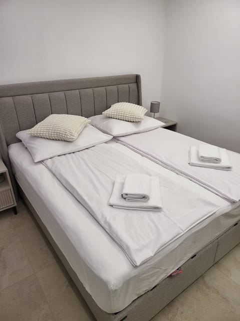 Bedroom, towels