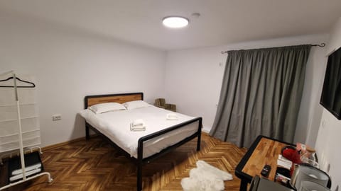 Shower, Toilet, Bed, Day, Night, Bathroom, TV and multimedia, Coffee/tea facilities, Photo of the whole room, Dining area, Bedroom, cot, Parking, hair dryier, internet, internet, towels