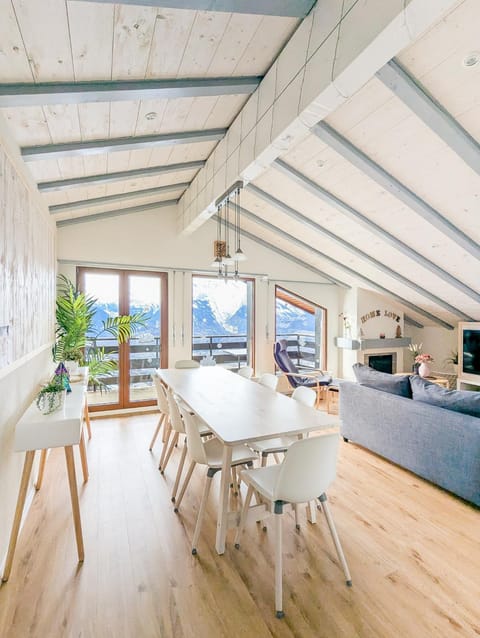 Balcony/Terrace, Dining area, Mountain view