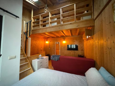 Bed, TV and multimedia, Living room, Photo of the whole room