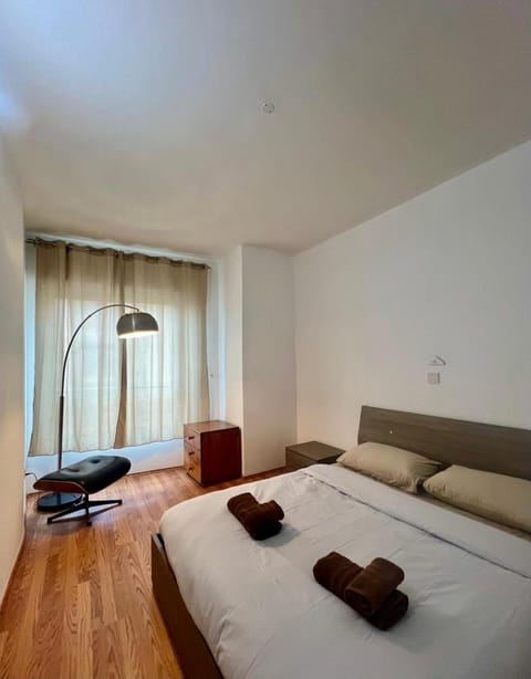 Photo of the whole room, Bedroom, towels