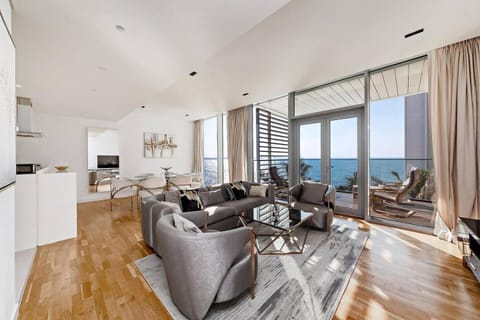 Bluewaters Sea View 2BR Pool & Gym & Beachfront Apartment in Dubai