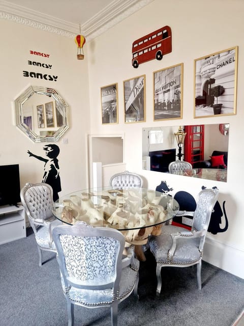 Stylish Clifton Flat, Permit Parking x1, Garden & Picnic Area Apartment in Bristol