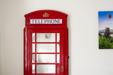 Living room, Text overlay