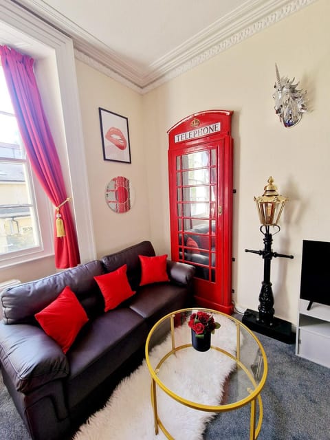 Stylish Clifton Flat, Permit Parking x1, Garden & Picnic Area Apartment in Bristol