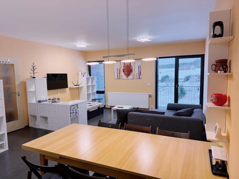 TV and multimedia, Living room, Seating area, Dining area