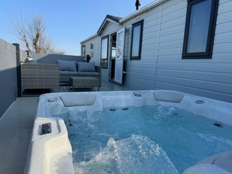 Property building, Hot Tub, Hot Tub, Seating area