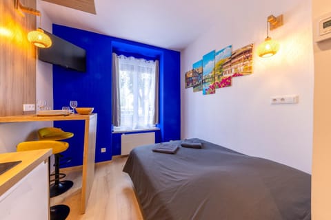 Bed, TV and multimedia, Living room, Photo of the whole room, Bedroom
