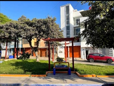 Property building, Spring, Day, Garden, Garden view, Location, Parking