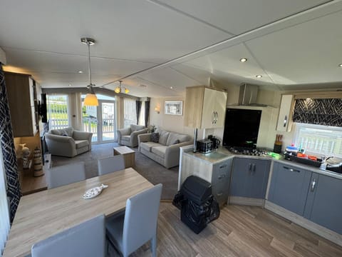 Communal lounge/ TV room, TV and multimedia, Kitchen or kitchenette, Living room, Seating area, Dining area, dishwasher