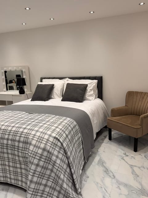 Bed, Photo of the whole room, Seating area, Bedroom